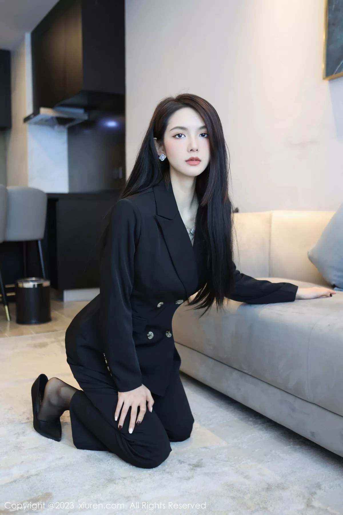 秀人集.com_[XiuRen秀人网]No.6576_模特乔一一脱深色服饰露性感灰色蕾丝内衣配超薄黑丝诱惑写真83P