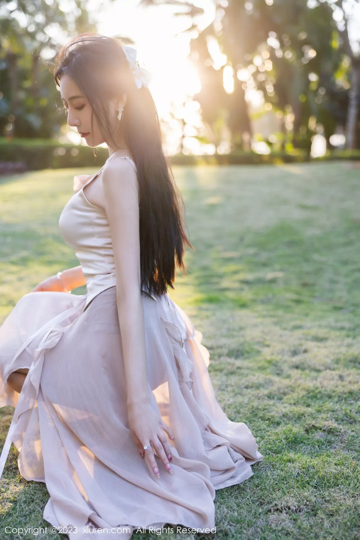 秀人集.com_[XiuRen秀人网]No.6581_女神王馨瑶yanni浅暖吊带长裙配肉色蕾丝袜秀完美身材诱惑写真82P