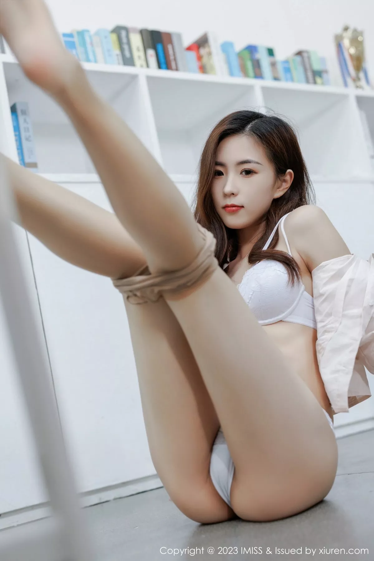 秀人集.com_[IMISS爱蜜社]Vol.730_模特杨紫嫣candy学姐装扮露白色蕾丝内衣配开档肉丝诱惑写真69P