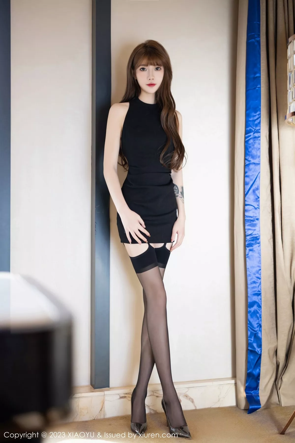 秀人集.com_[XiaoYu画语界]Vol.1008_模特77qiqi性感黑色服饰配黑丝吊袜+白色蕾丝情趣睡裙诱惑写真60P