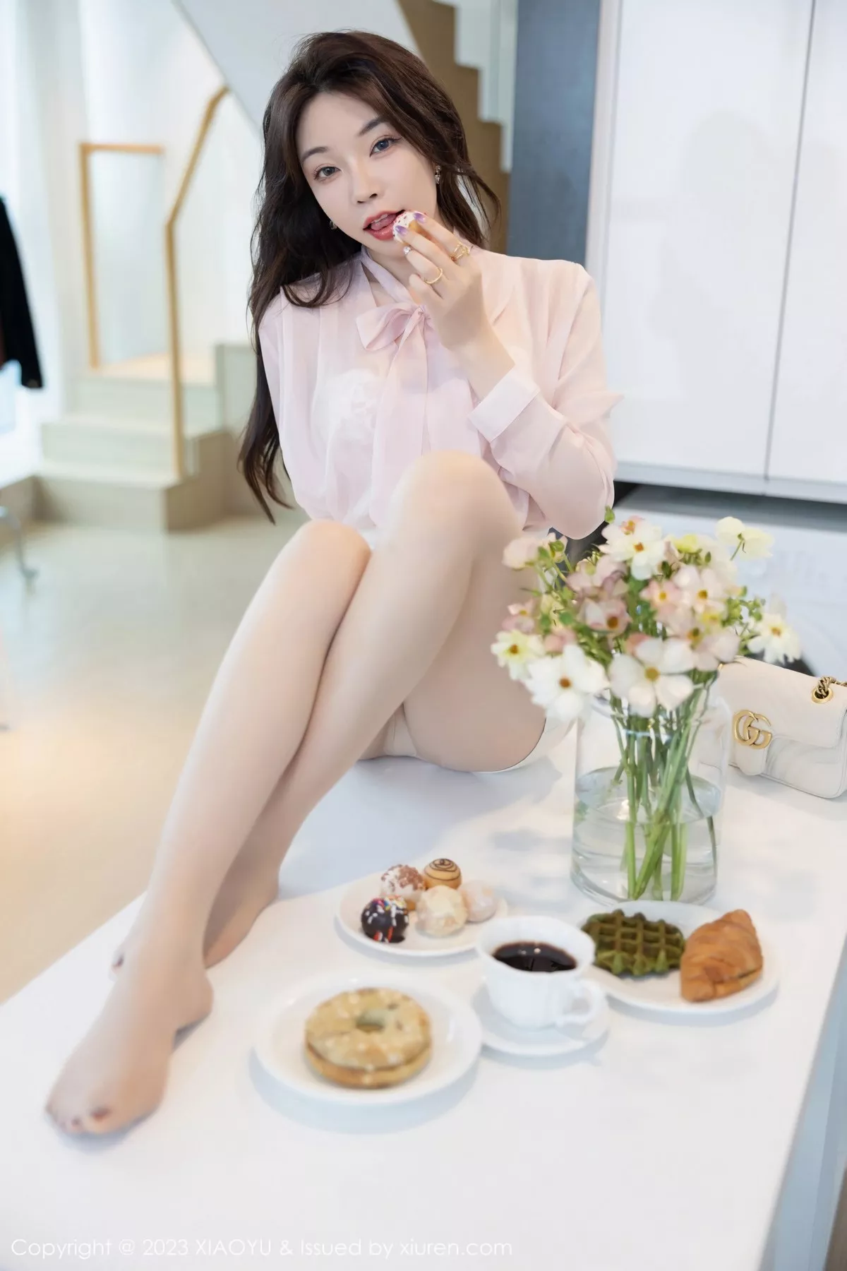 秀人集.com_[XiaoYu画语界]Vol.1009_女神徐莉芝Booty粉色衬衫露白色蕾丝内衣秀曼妙身姿迷人写真82P