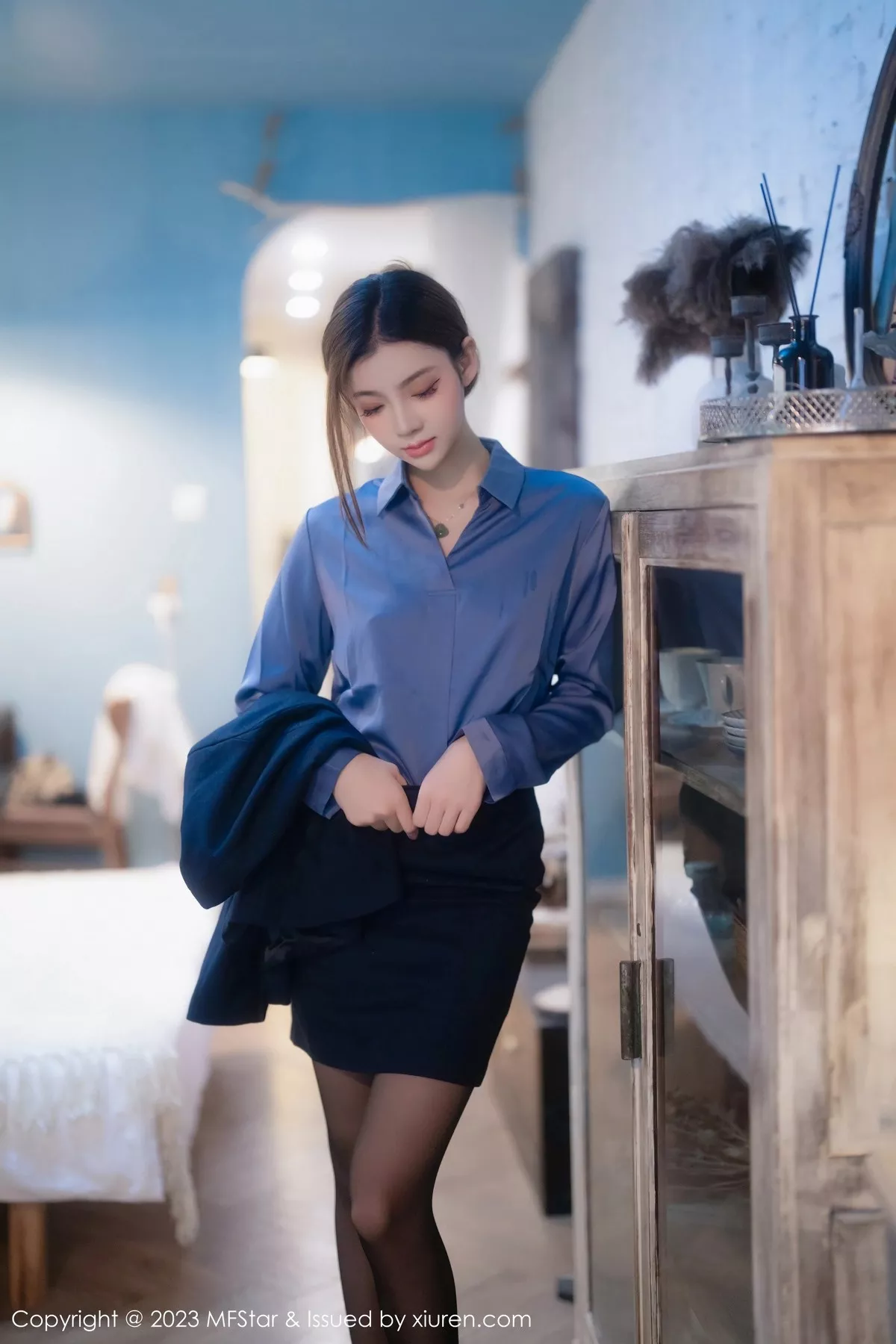 秀人集.com_[MFStar模范学院]Vol.610_模特加朵babe性感蓝T配黑短裙露黑丝吊袜秀凹凸身材诱惑写真54P