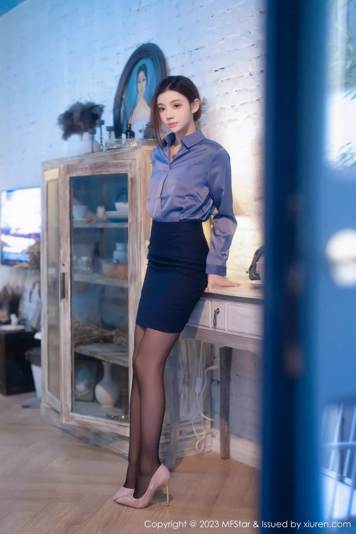 秀人集.com_[MFStar模范学院]Vol.610_模特加朵babe性感蓝T配黑短裙露黑丝吊袜秀凹凸身材诱惑写真54P