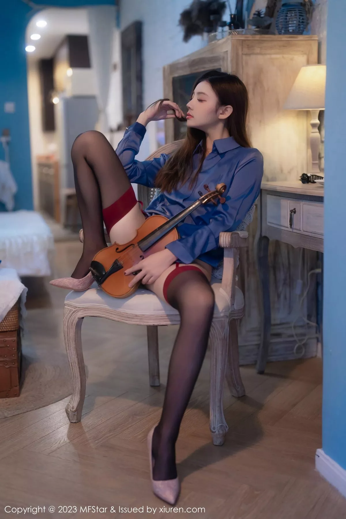 秀人集.com_[MFStar模范学院]Vol.610_模特加朵babe性感蓝T配黑短裙露黑丝吊袜秀凹凸身材诱惑写真54P