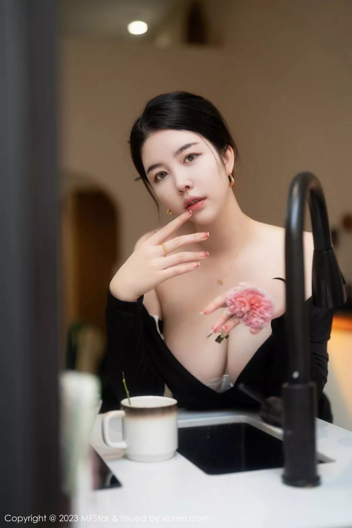 秀人集.com_[MFStar模范学院]Vol.596_模特樱桃小犊子性感黑色低胸服配超薄黑丝秀丰腴身姿诱惑写真58P