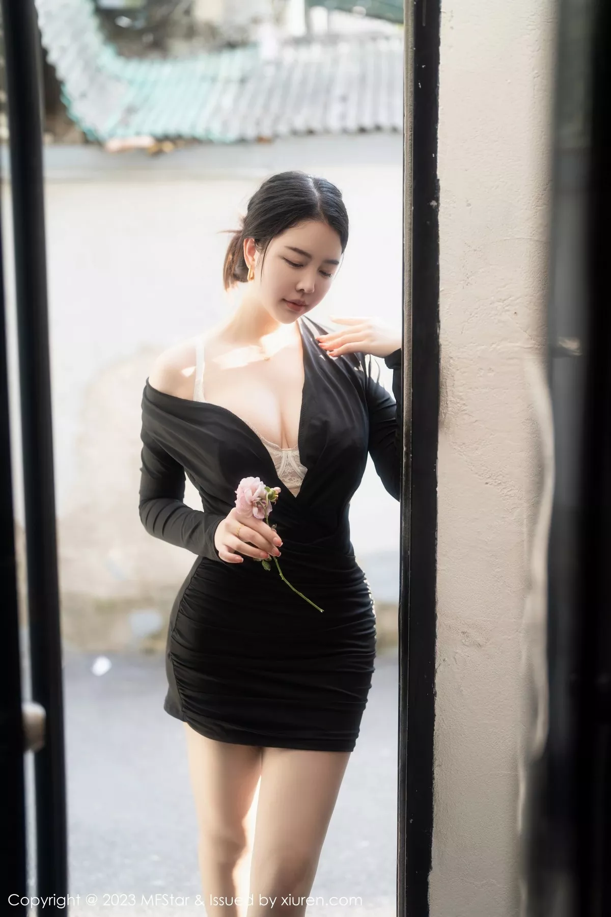 秀人集.com_[MFStar模范学院]Vol.596_模特樱桃小犊子性感黑色低胸服配超薄黑丝秀丰腴身姿诱惑写真58P