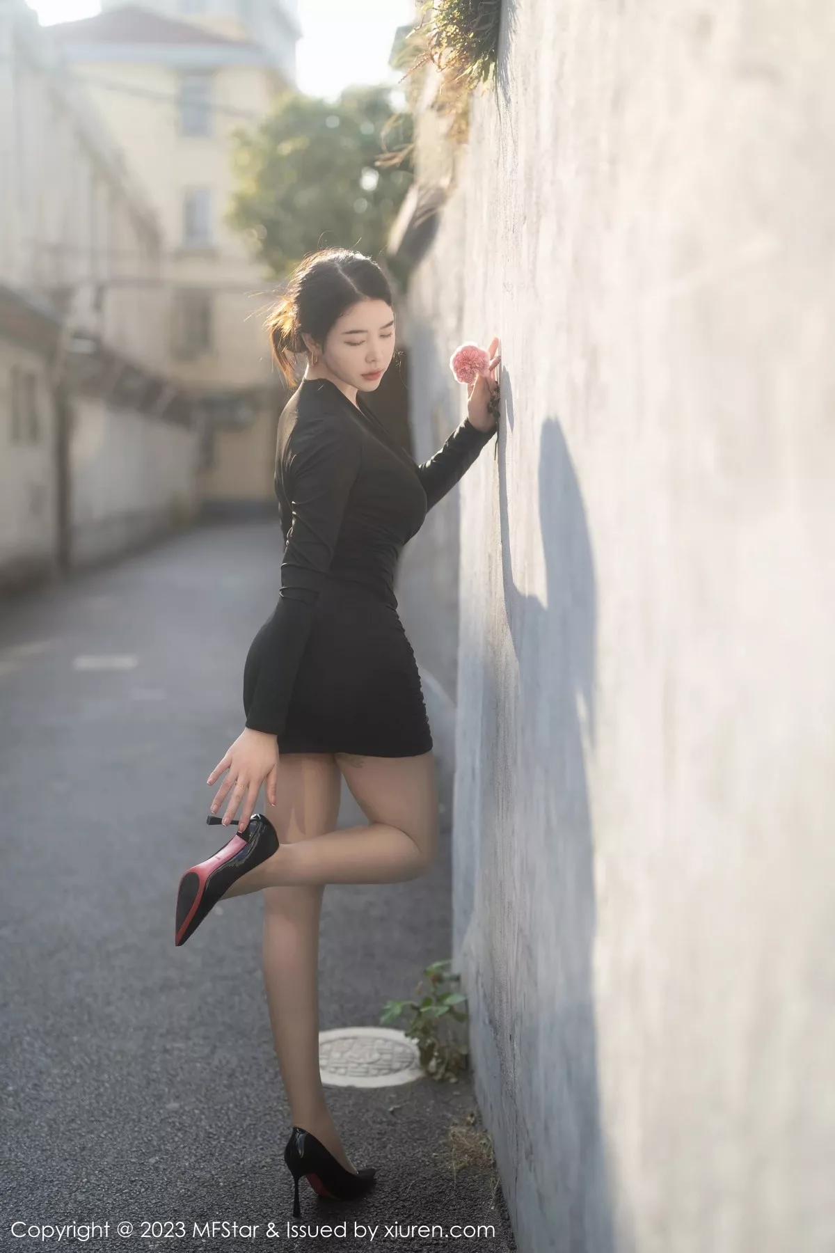 秀人集.com_[MFStar模范学院]Vol.596_模特樱桃小犊子性感黑色低胸服配超薄黑丝秀丰腴身姿诱惑写真58P