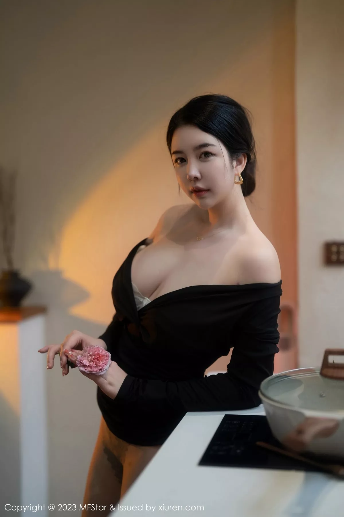 秀人集.com_[MFStar模范学院]Vol.596_模特樱桃小犊子性感黑色低胸服配超薄黑丝秀丰腴身姿诱惑写真58P