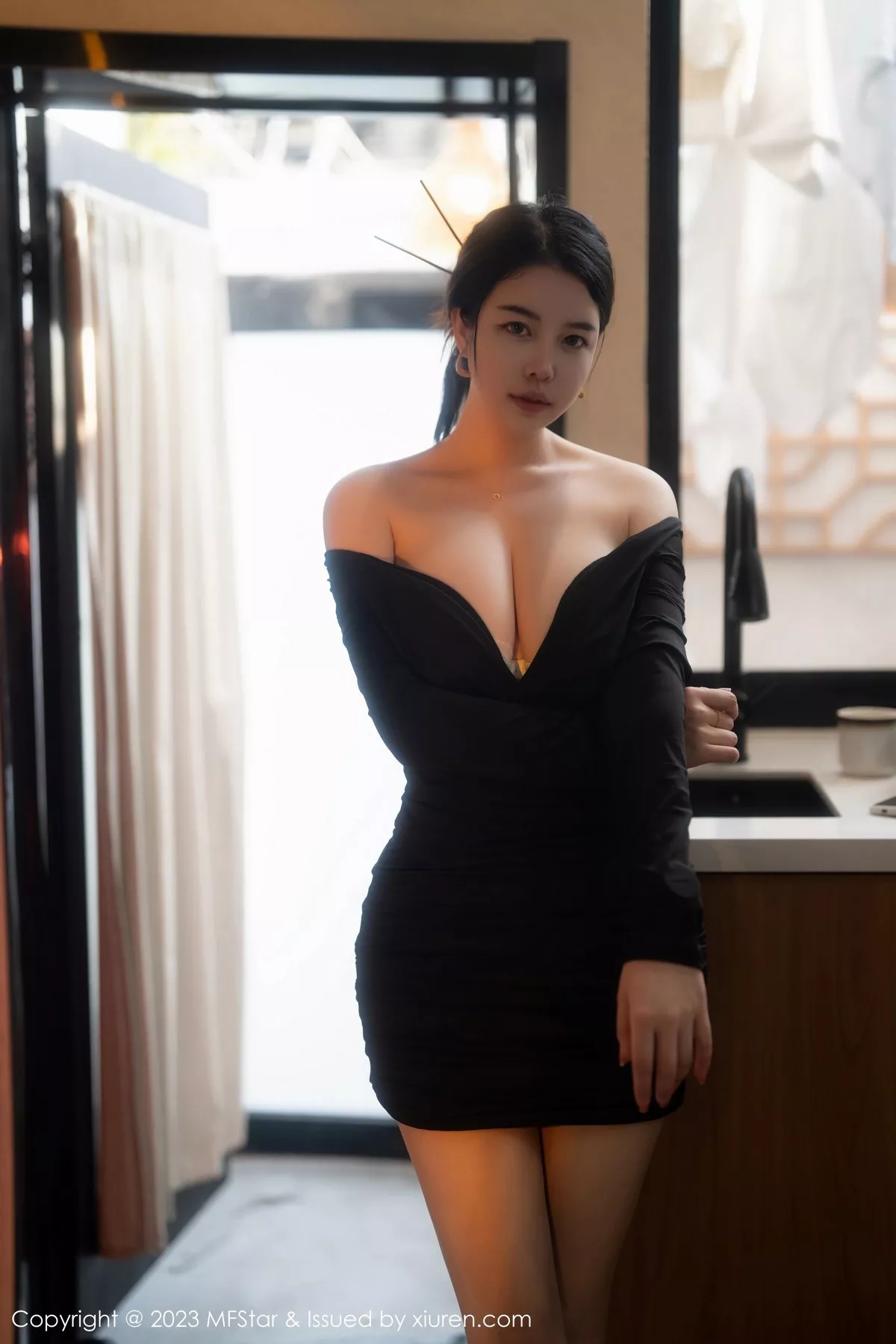 秀人集.com_[MFStar模范学院]Vol.596_模特樱桃小犊子性感黑色低胸服配超薄黑丝秀丰腴身姿诱惑写真58P