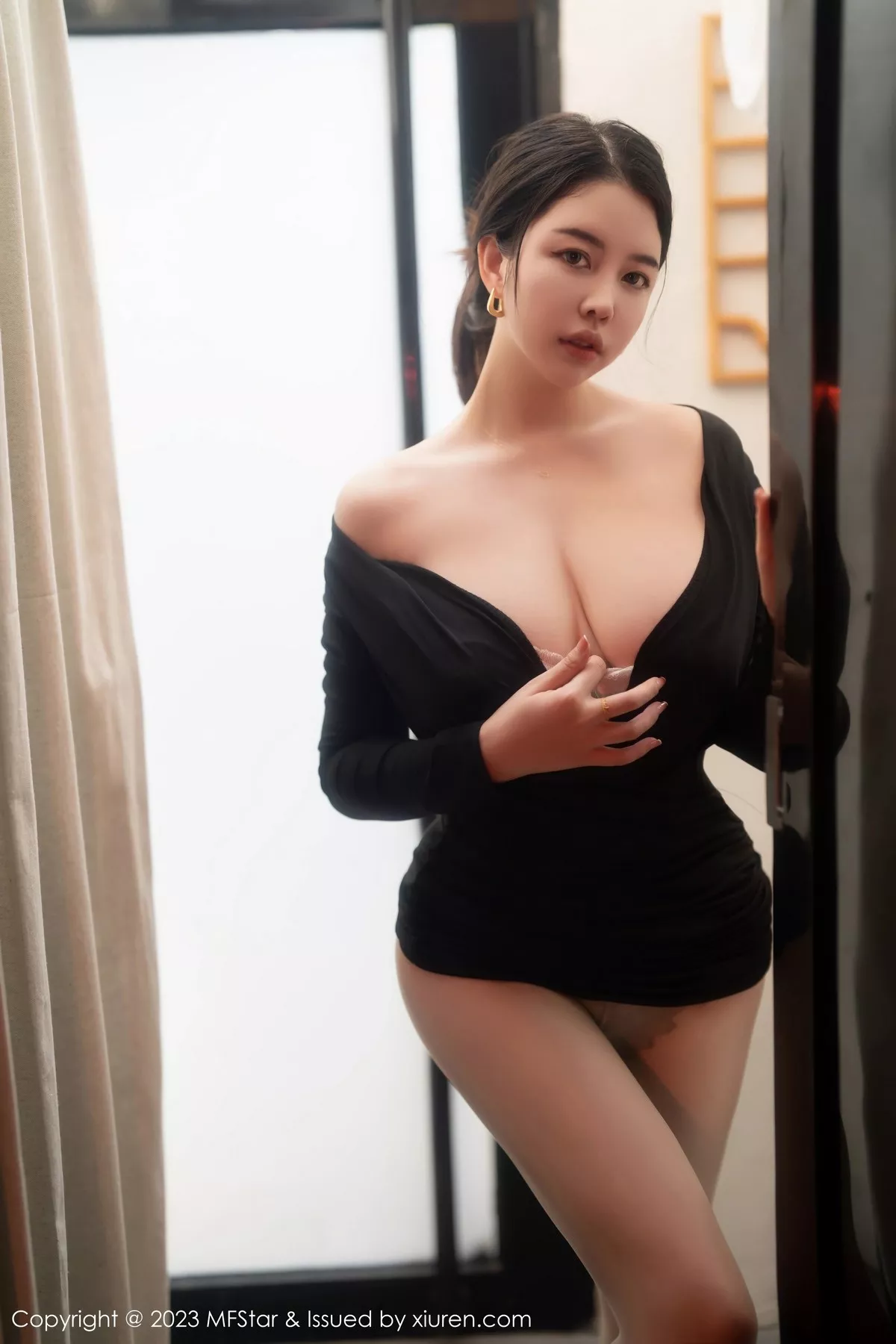 秀人集.com_[MFStar模范学院]Vol.596_模特樱桃小犊子性感黑色低胸服配超薄黑丝秀丰腴身姿诱惑写真58P