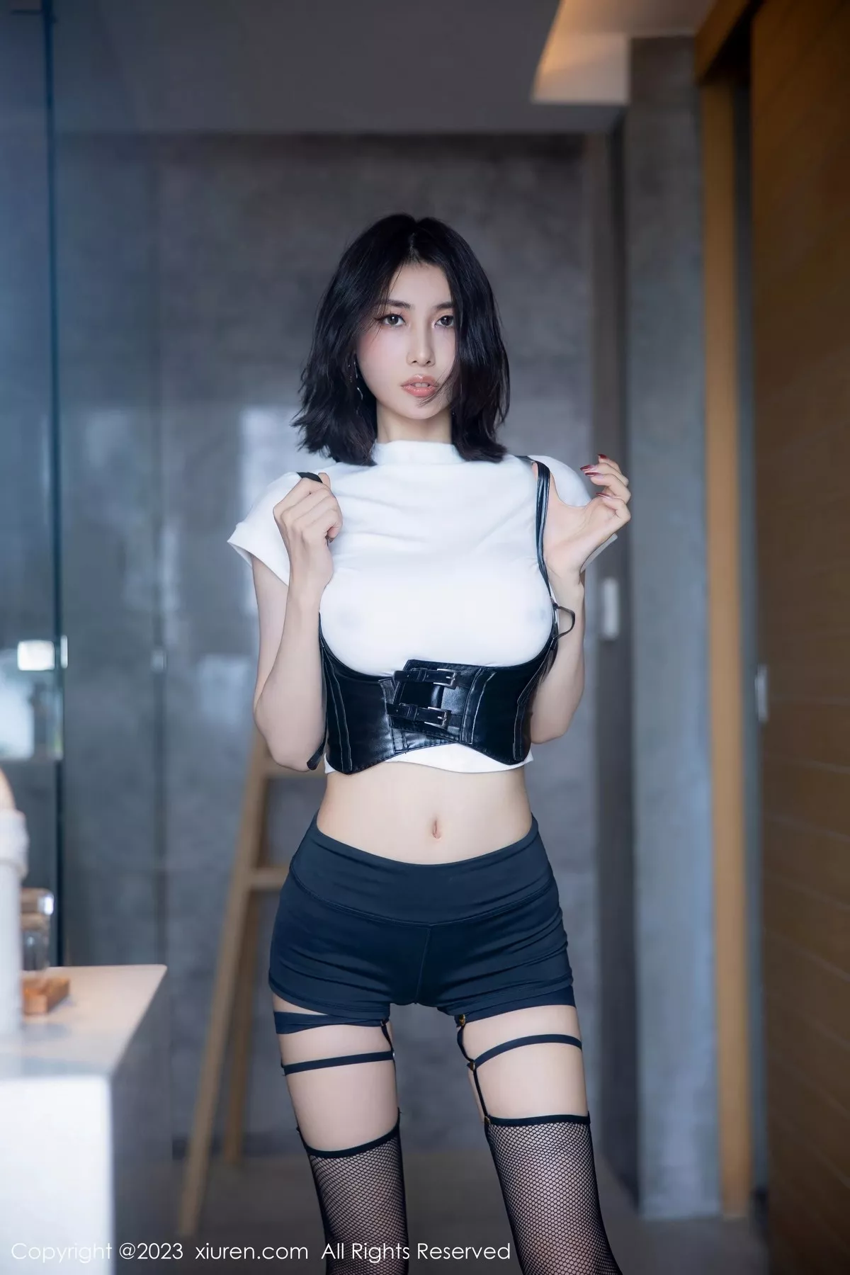 秀人集.com_[XiuRen秀人网]No.6443_新人模特Lingyu69白色短款衣配黑短裤半脱秀惹火身材诱惑写真85P