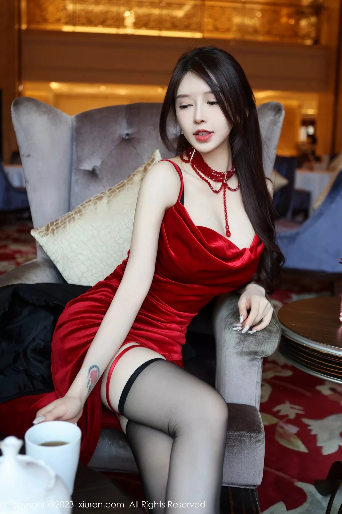 秀人集.com_[XiuRen秀人网]No.6460_模特玉兔miki私房性感红色吊带长裙露黑色蕾丝内衣惹火诱惑写真96P