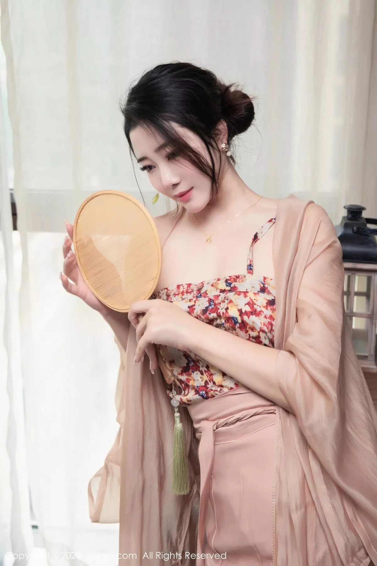 秀人集.com_[XiuRen秀人网]No.6457_模特严利娅Yuliya性感浅暖色古风汉服半撩秀曼妙身姿诱惑写真104P