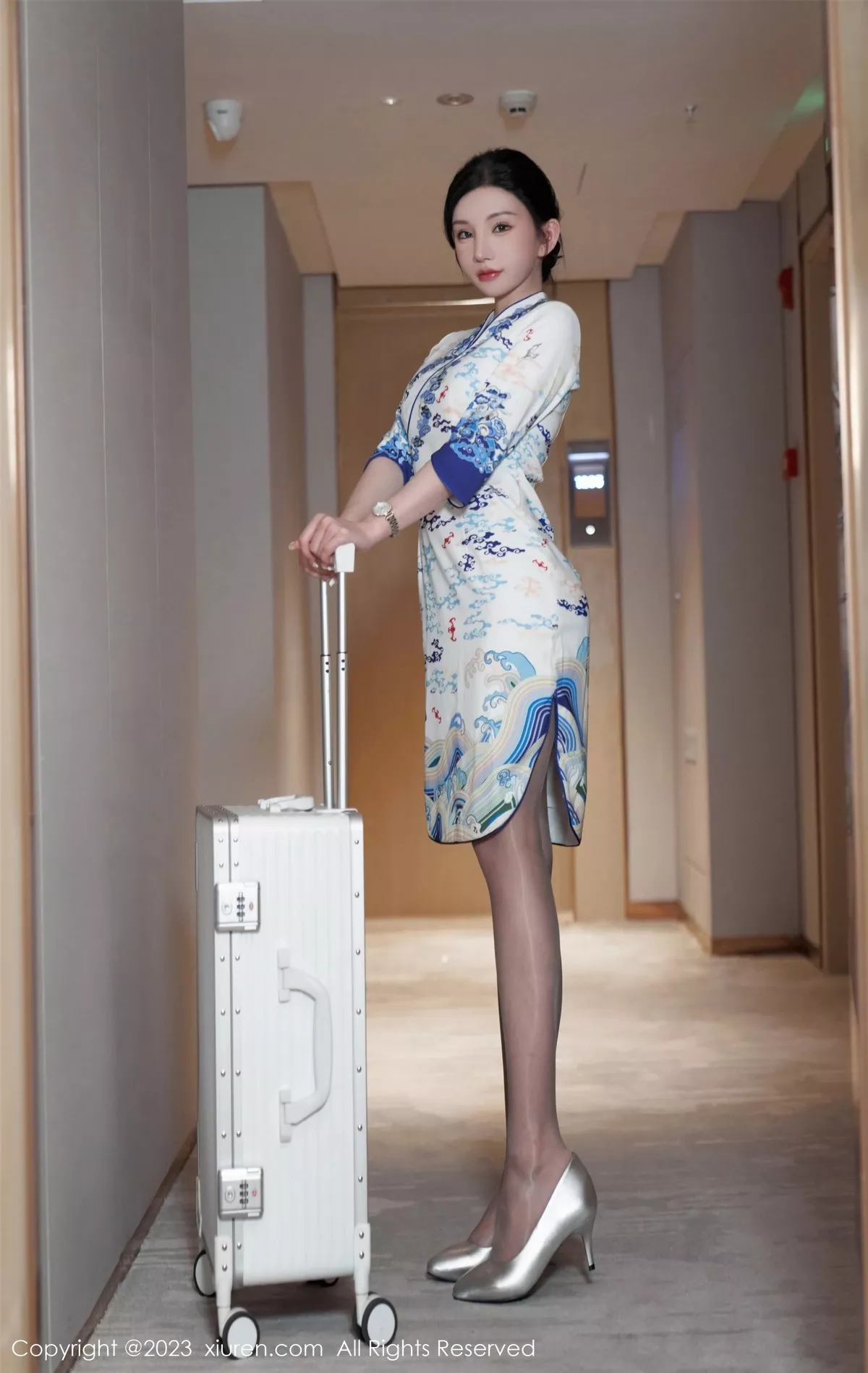 秀人集.com_[XiuRen秀人网]No.6473_女神周于希Sally澳门旅拍脱青花瓷旗袍露性感蓝色内衣迷人写真85P