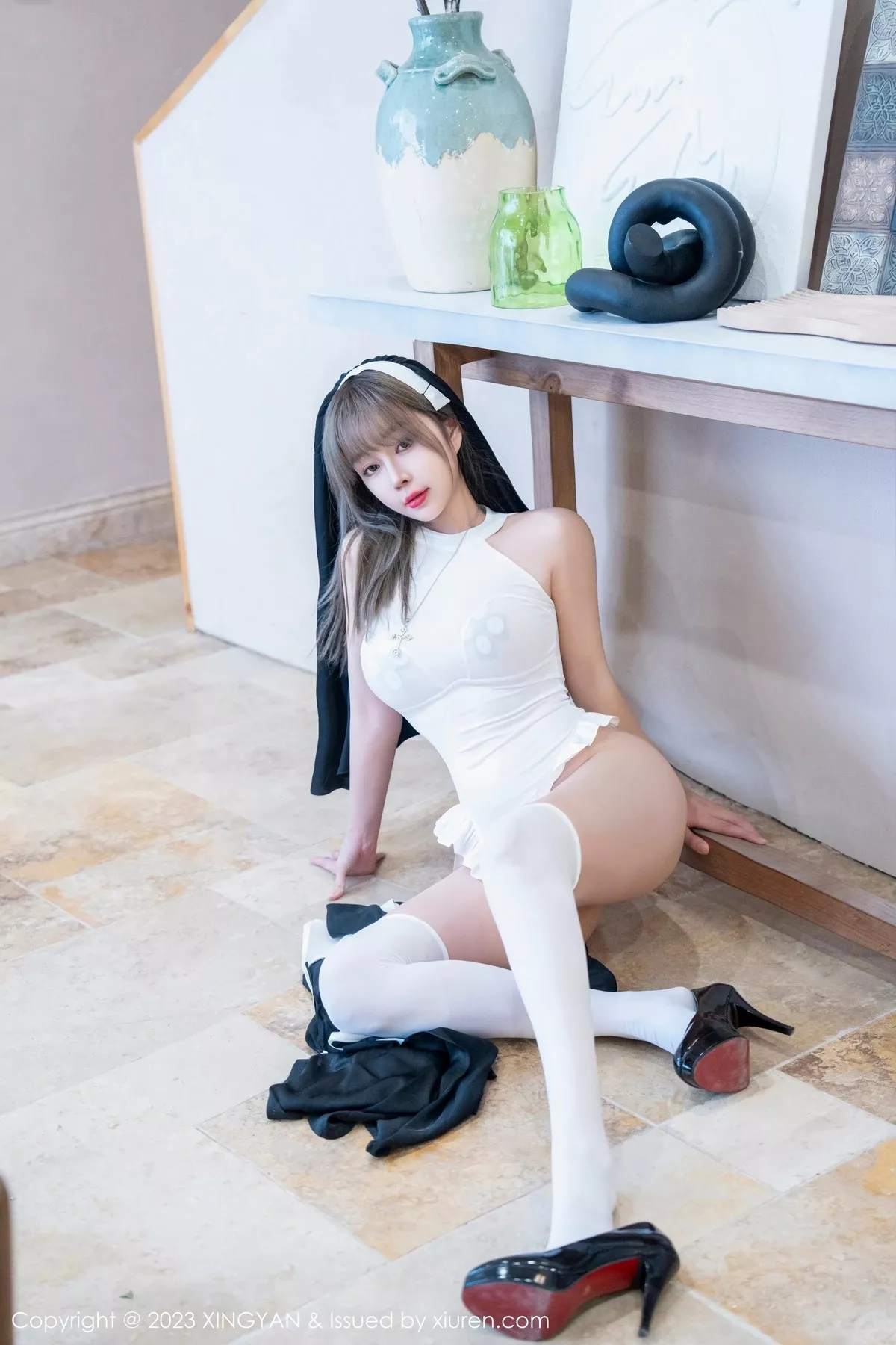 秀人集.com_[XINGYAN星颜社]VOL.187_女神王雨纯半脱修女服饰露白色轻透上衣配白丝袜完美诱惑写真75P