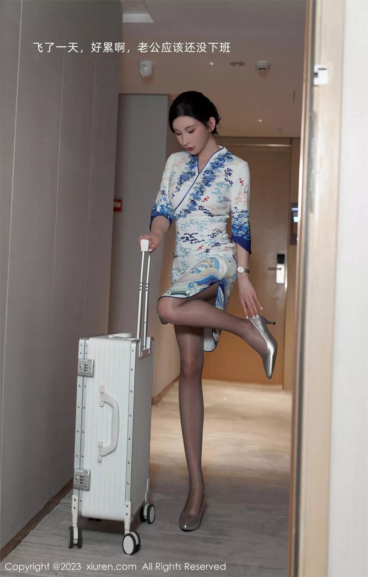 秀人集.com_[XiuRen秀人网]No.6473_女神周于希Sally澳门旅拍脱青花瓷旗袍露性感蓝色内衣迷人写真85P