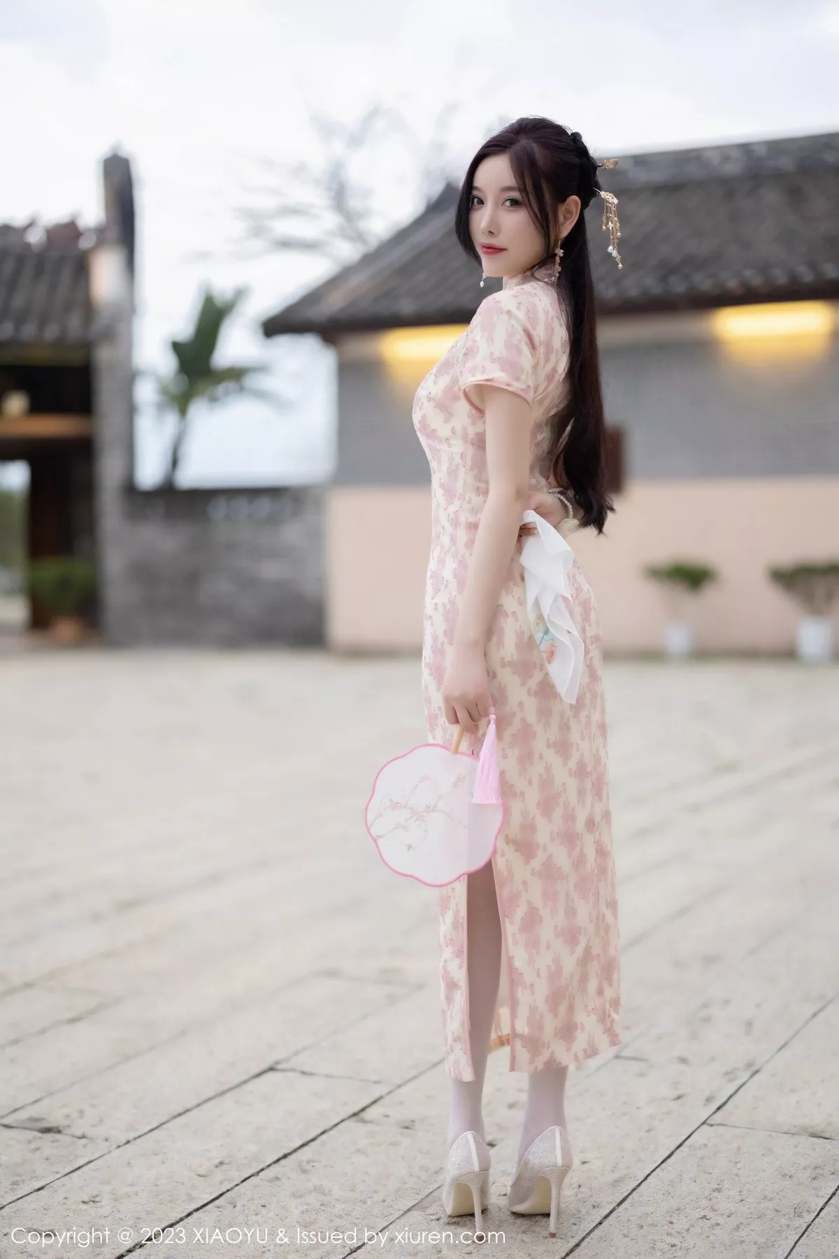 秀人集.com_[XiaoYu画语界]Vol.993_女神杨晨晨Yome脱浅色旗袍露白色蕾丝内衣配白丝吊袜诱惑写真90P