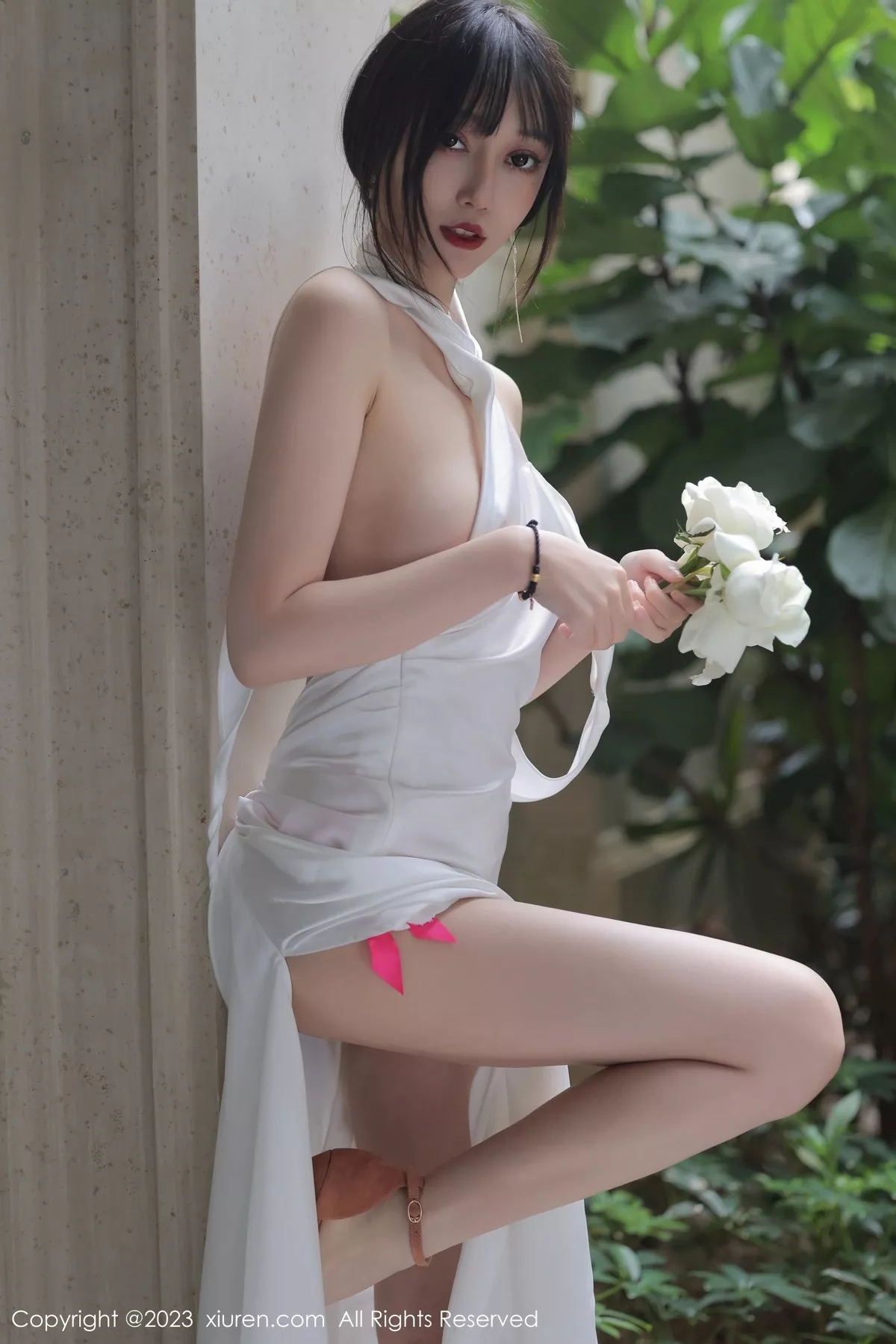 秀人集.com_[XiuRen秀人网]No.6466_模特玥儿玥er性感白色长礼裙真空半脱秀惹火身材撩人诱惑写真57P