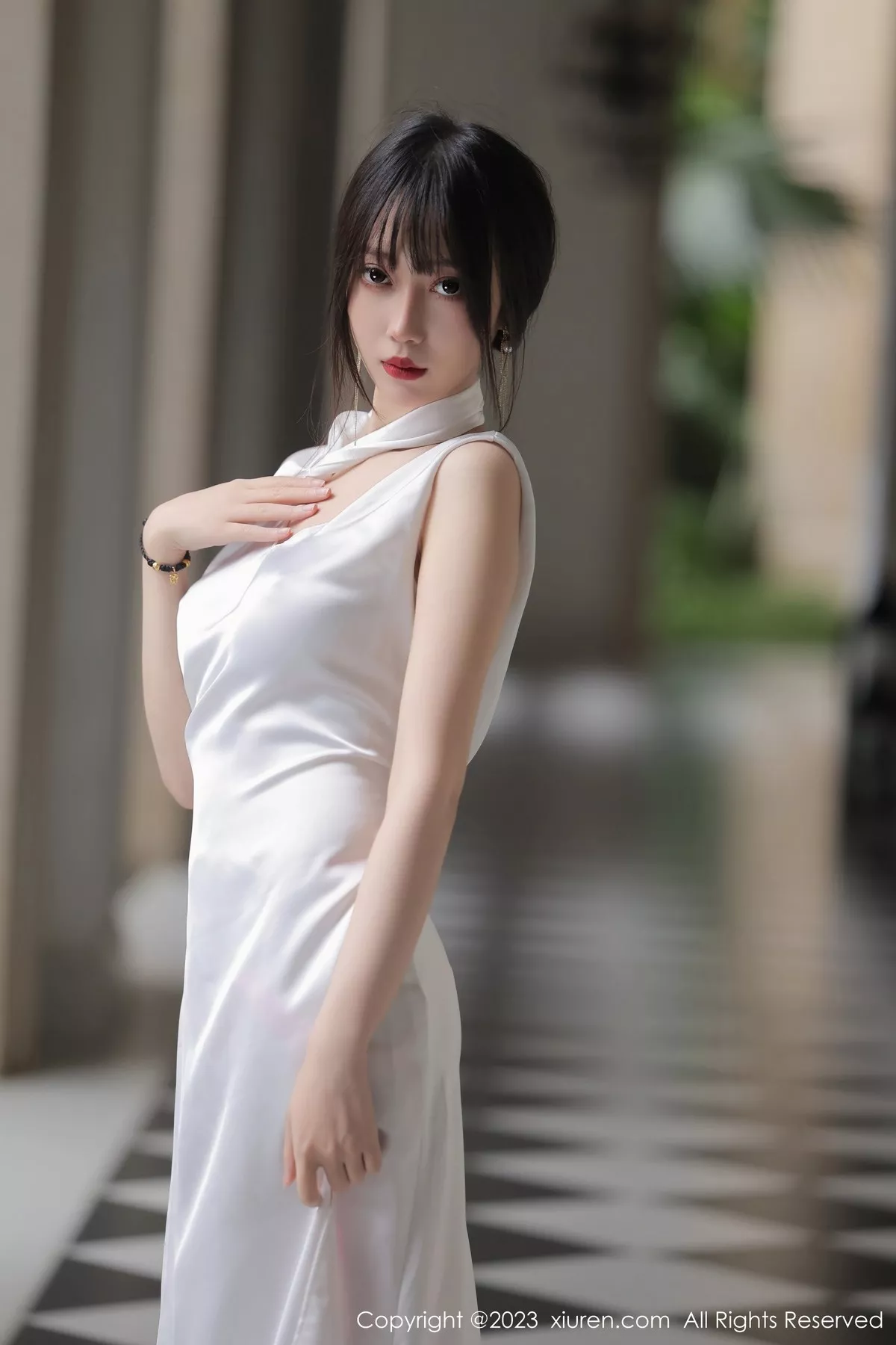 秀人集.com_[XiuRen秀人网]No.6466_模特玥儿玥er性感白色长礼裙真空半脱秀惹火身材撩人诱惑写真57P