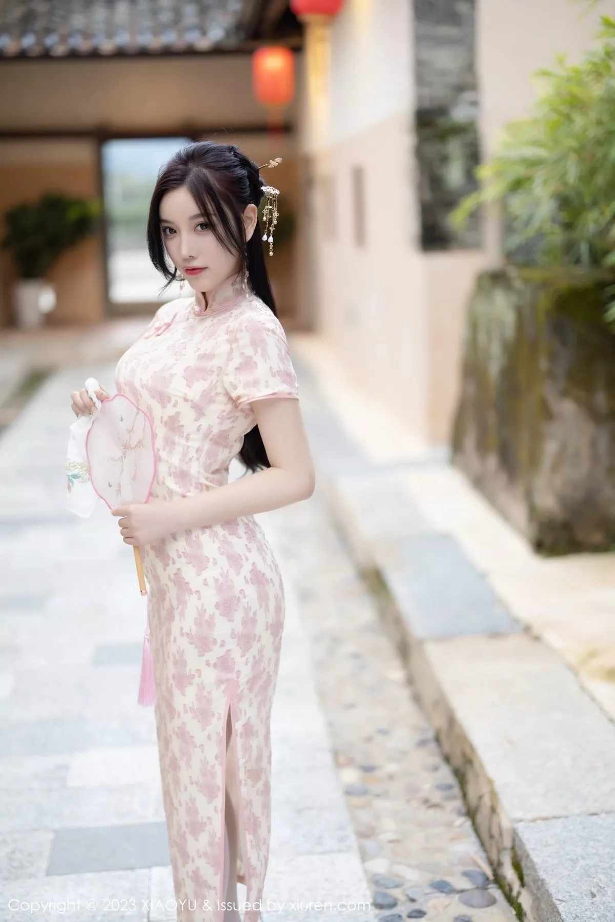 秀人集.com_[XiaoYu画语界]Vol.993_女神杨晨晨Yome脱浅色旗袍露白色蕾丝内衣配白丝吊袜诱惑写真90P