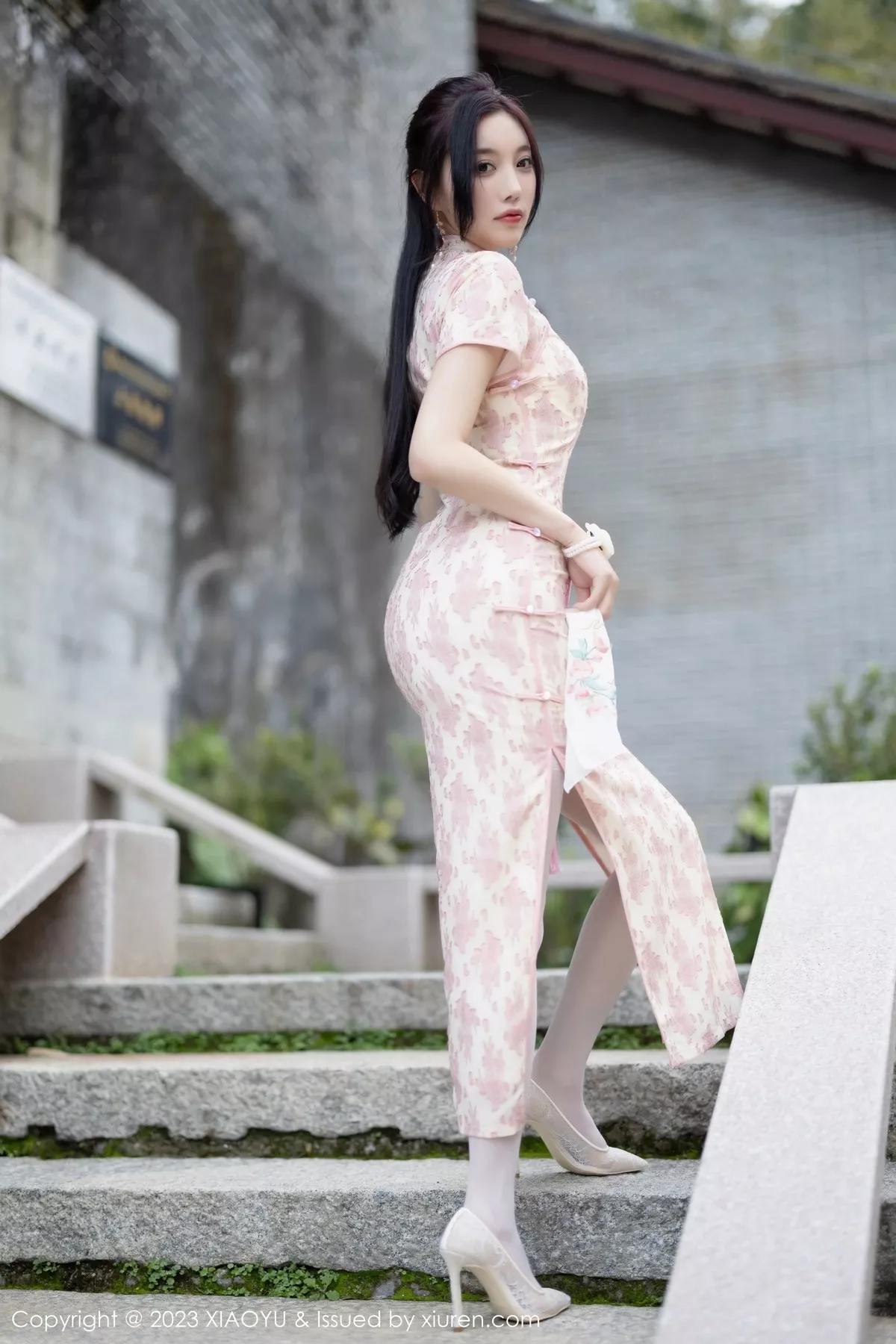 秀人集.com_[XiaoYu画语界]Vol.993_女神杨晨晨Yome脱浅色旗袍露白色蕾丝内衣配白丝吊袜诱惑写真90P