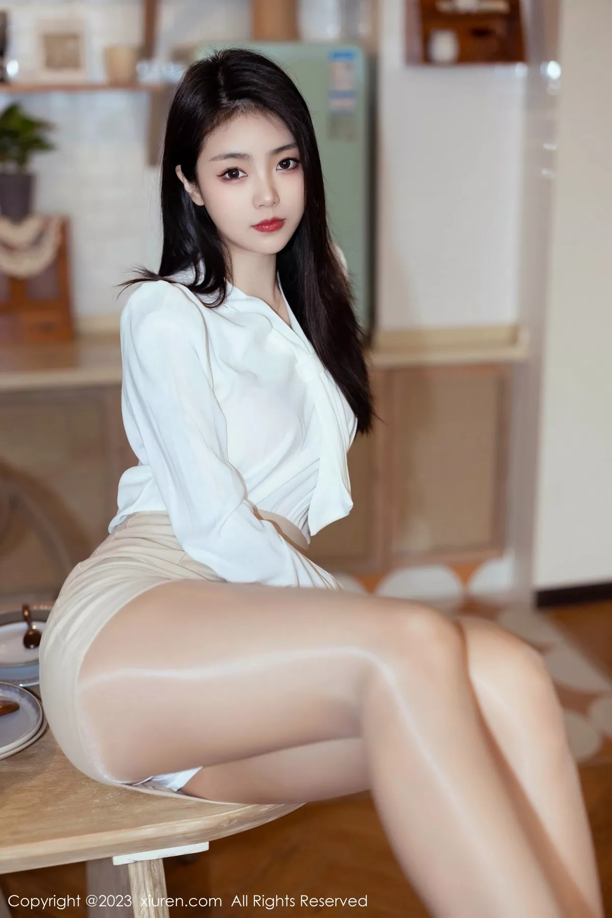 秀人集.com_[XiuRen秀人网]No.6465_模特可乐Vicky性感白T配浅黄色短裙露闪亮肉丝秀美腿诱惑写真64P