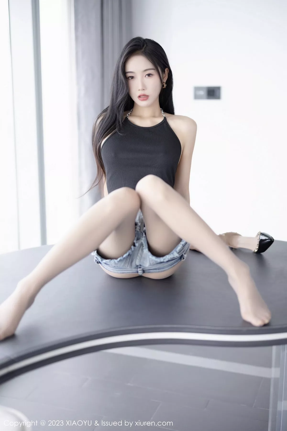 秀人集.com_[XiaoYu画语界]Vol.1015_模特苏苏阿黑色上衣配超短牛仔裤超薄灰丝秀曼妙身姿诱惑写真88P