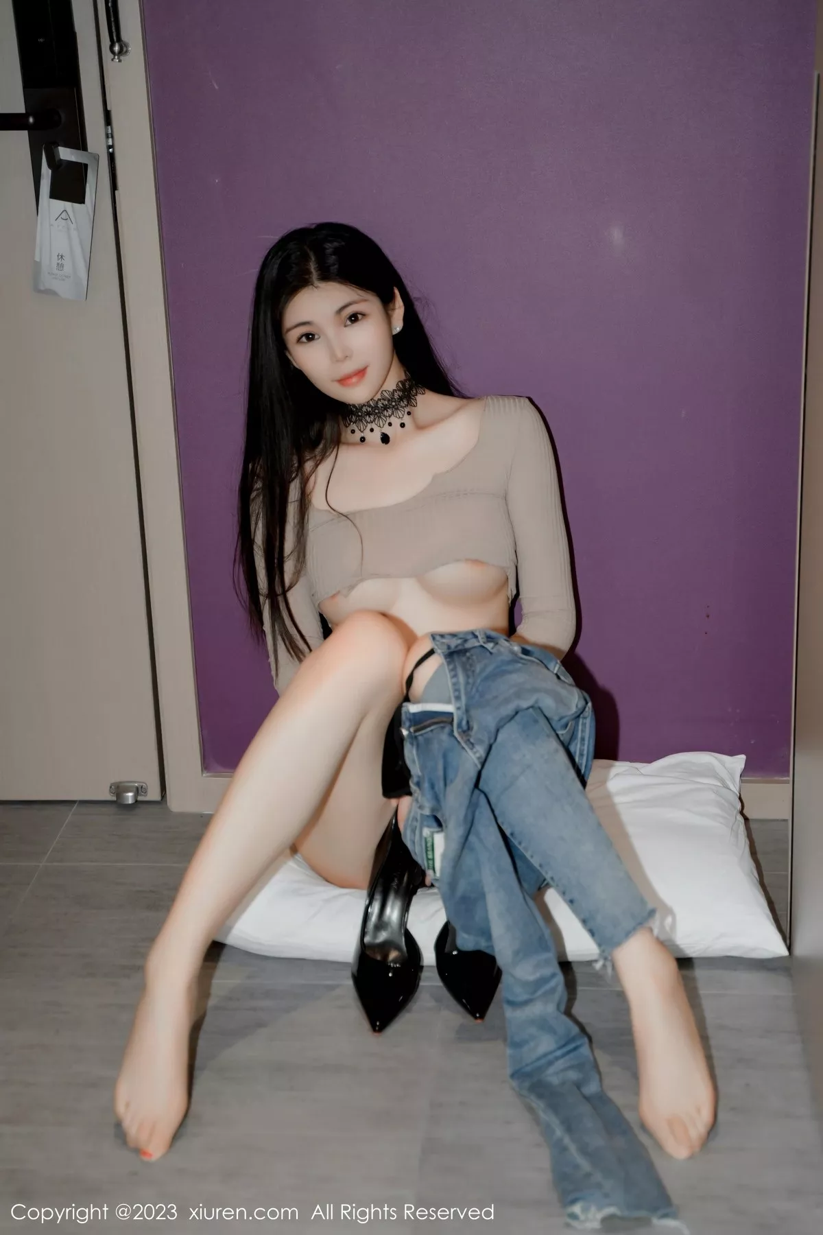 秀人集.com_[XiuRen秀人网]No.6636_模特雪糕CiCi性感浅色衣配牛仔裤半脱露丁字裤秀翘臀诱惑写真51P