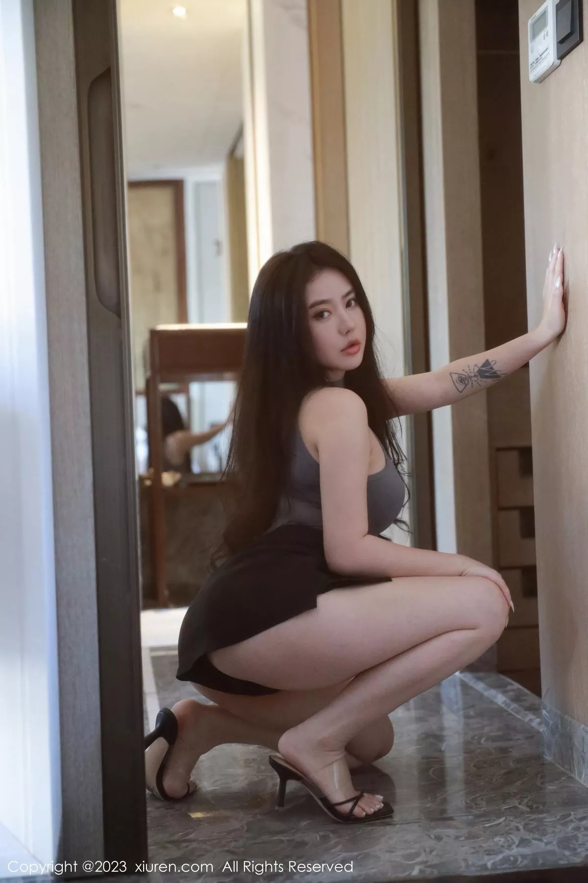 秀人集.com_[XiuRen秀人网]No.6648_女神Manuela玛鲁娜户外抹胸服+室内紧身衣秀丰满身材诱惑写真64P