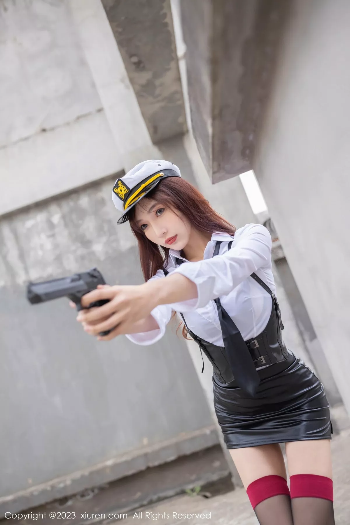 秀人集.com_[XiuRen秀人网]No.6653_模特陆萱萱女警装扮性感白T配黑色背带裙秀完美身材诱惑写真80P