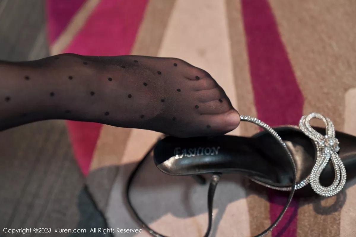 秀人集.com_[XiuRen秀人网]No.6649_模特浅浅Danny私房性感紫色服配黑丝裤袜秀曼妙身姿诱惑写真101P