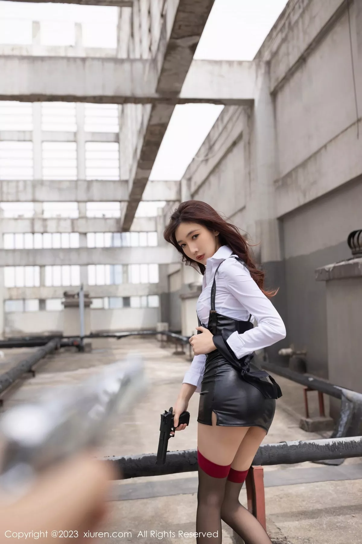 秀人集.com_[XiuRen秀人网]No.6653_模特陆萱萱女警装扮性感白T配黑色背带裙秀完美身材诱惑写真80P