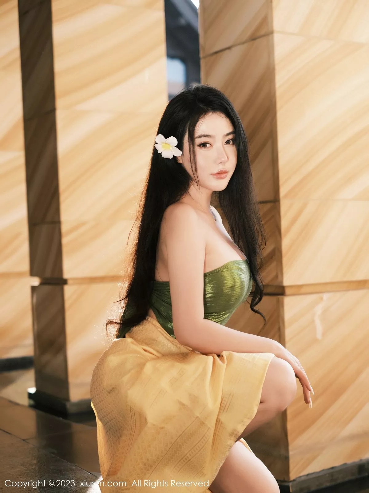 秀人集.com_[XiuRen秀人网]No.6648_女神Manuela玛鲁娜户外抹胸服+室内紧身衣秀丰满身材诱惑写真64P