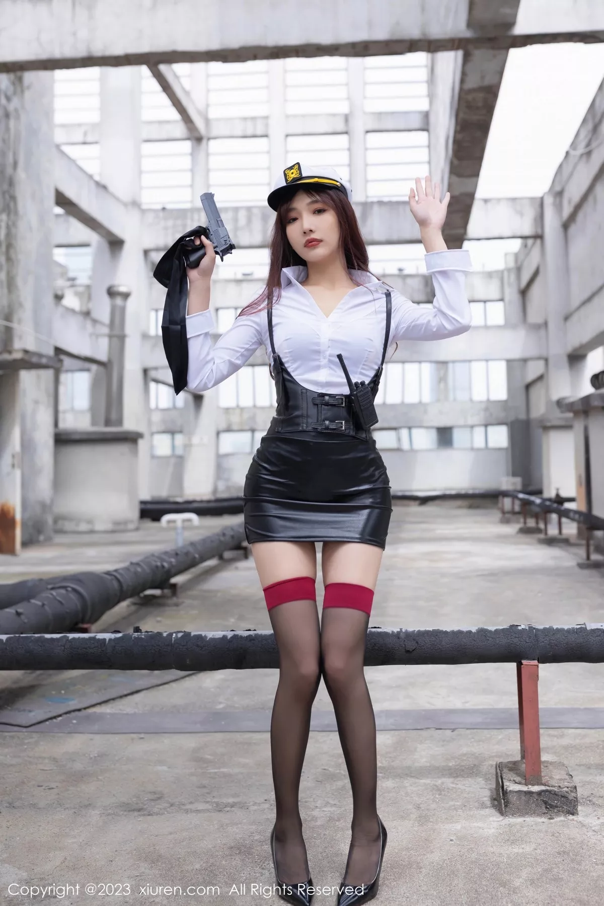 秀人集.com_[XiuRen秀人网]No.6653_模特陆萱萱女警装扮性感白T配黑色背带裙秀完美身材诱惑写真80P