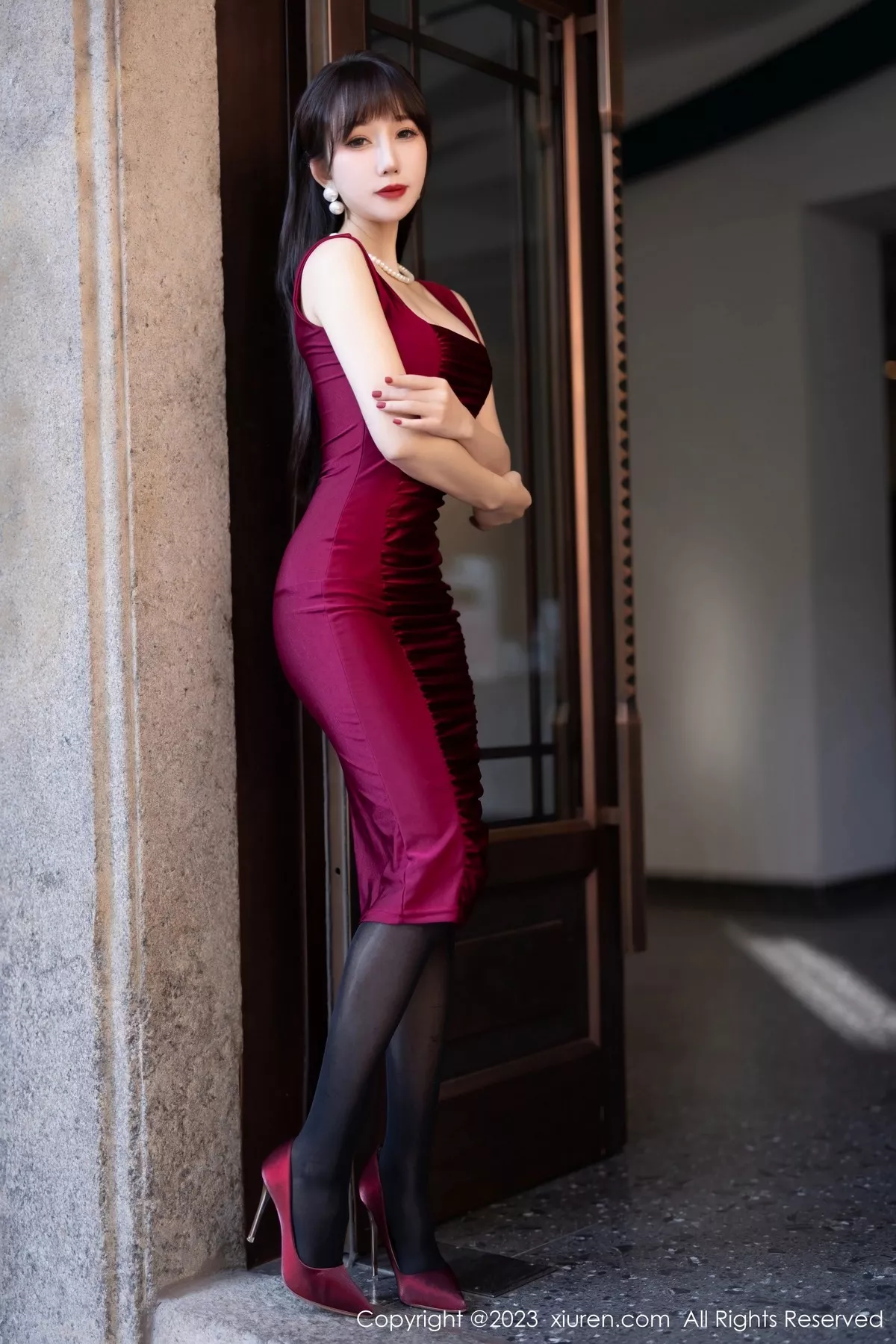 秀人集.com_[XiuRen秀人网]No.6670_模特波巧酱性感红色背带裙露黑色蕾丝内衣配闪亮黑丝诱惑写真81P