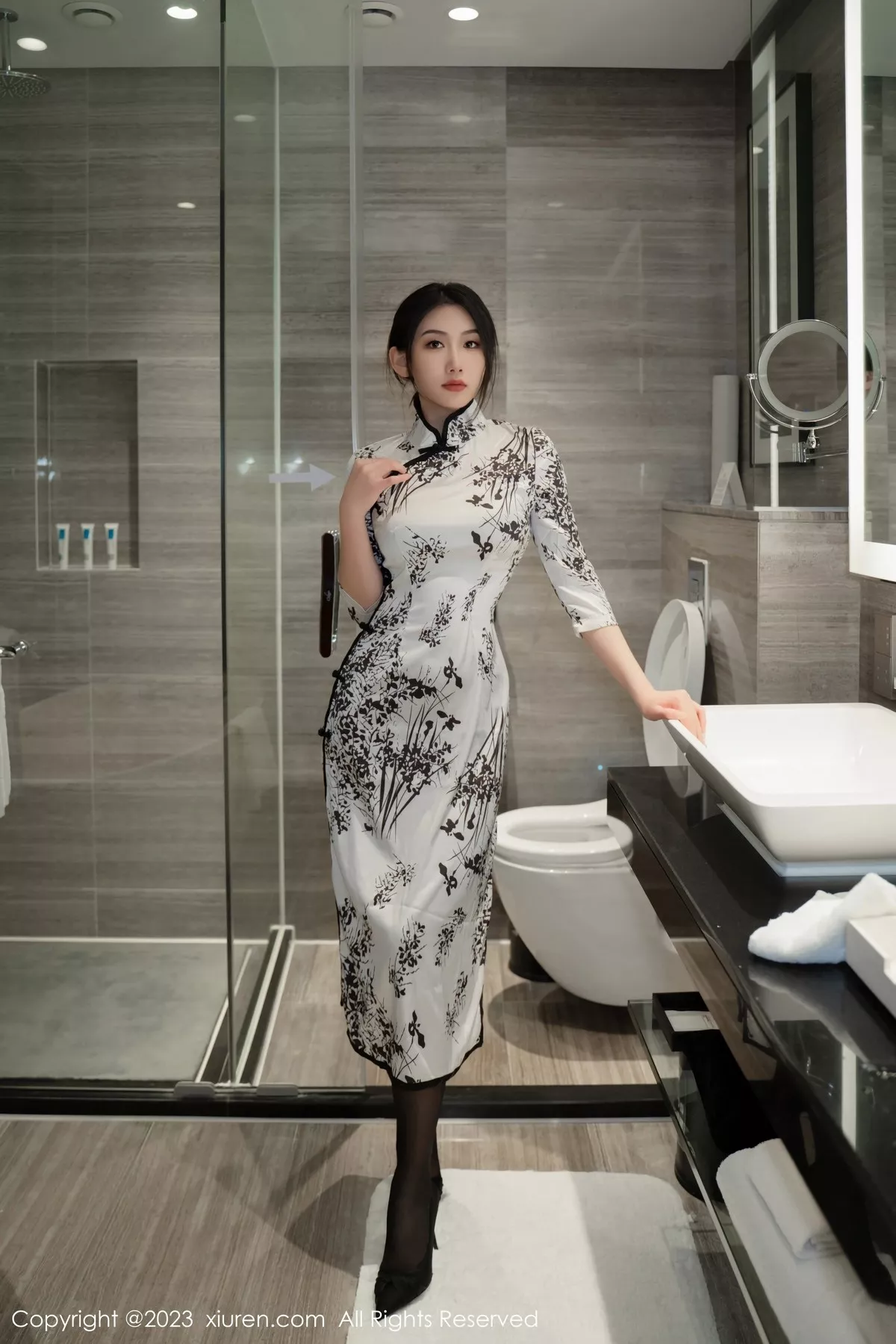 秀人集.com_[XiuRen秀人网]No.6668_模特李佳芮cherie水墨图案旗袍露黑色内衣配开档黑丝诱惑写真65P