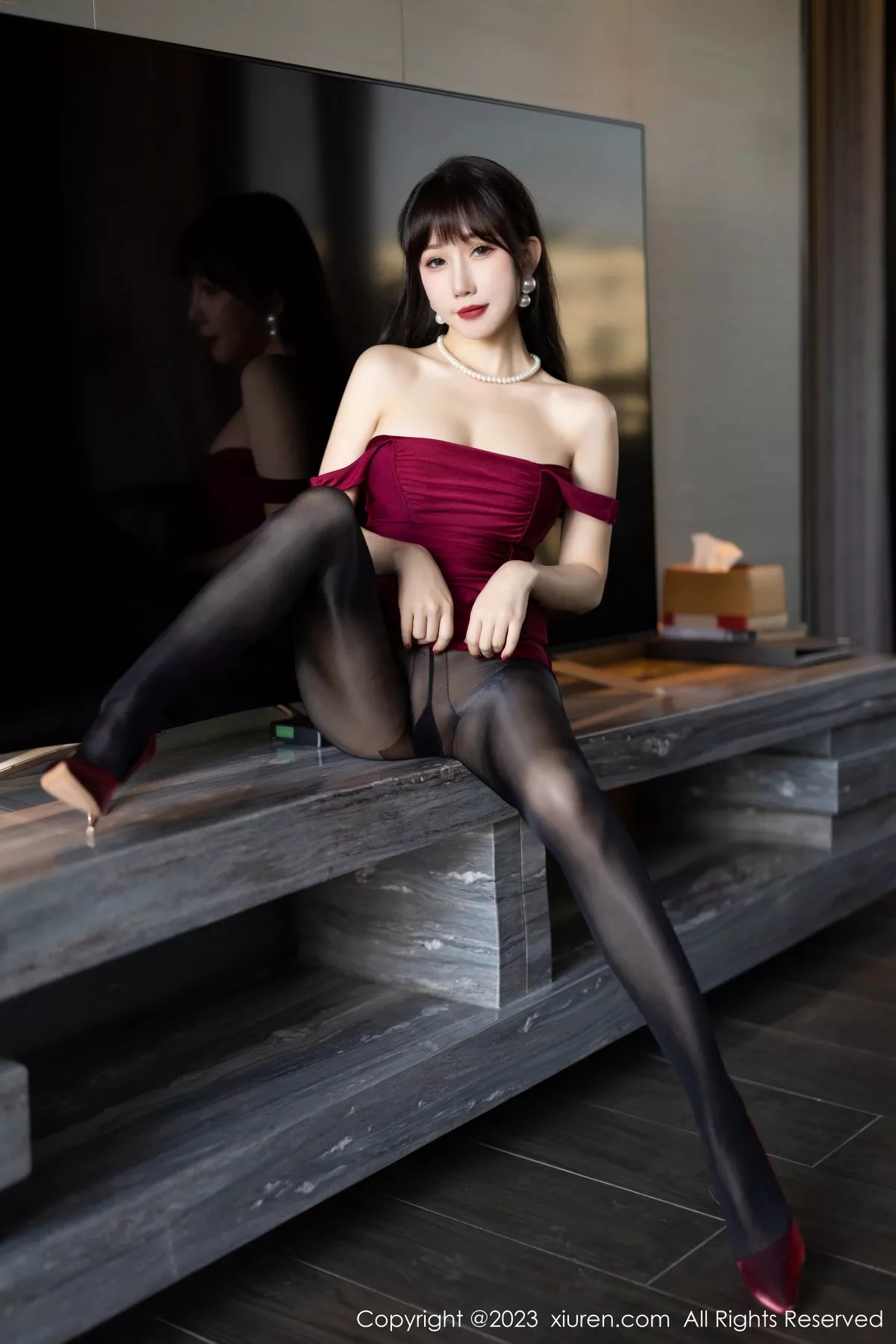 秀人集.com_[XiuRen秀人网]No.6670_模特波巧酱性感红色背带裙露黑色蕾丝内衣配闪亮黑丝诱惑写真81P