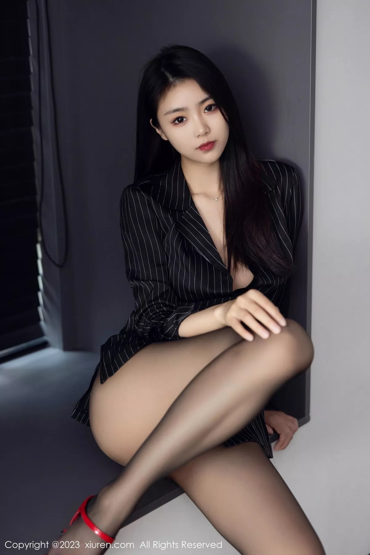 秀人集.com_[XiuRen秀人网]No.6677_模特可乐Vicky性感黑色条纹上衣配超薄黑丝秀修长美腿迷人写真77P