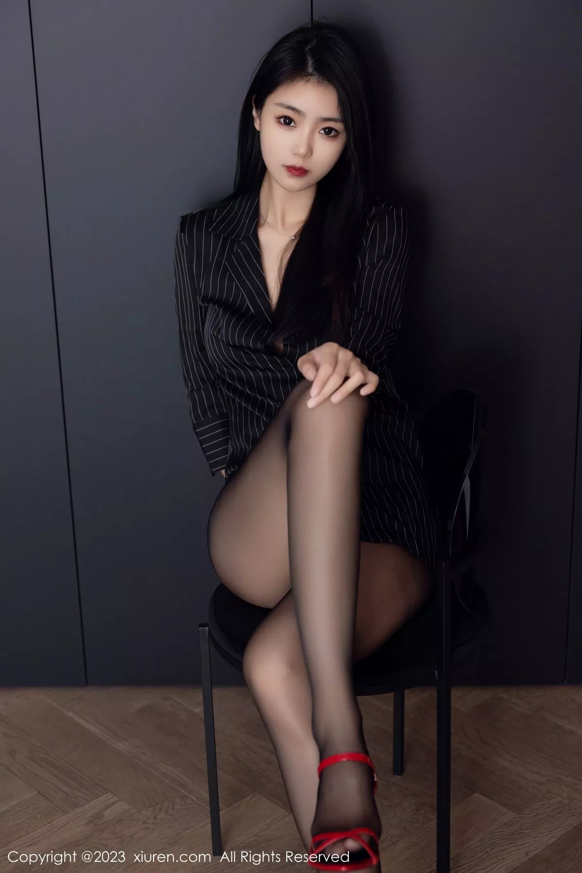 秀人集.com_[XiuRen秀人网]No.6677_模特可乐Vicky性感黑色条纹上衣配超薄黑丝秀修长美腿迷人写真77P