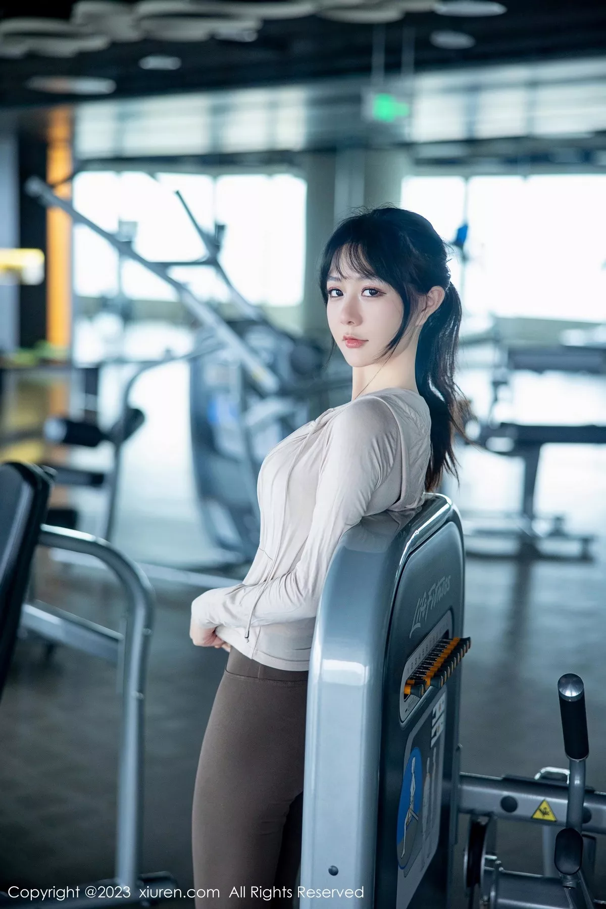 秀人集.com_[XiuRen秀人网]No.6683_模特幼幼健身房场景性感浅色运动服饰秀完美身材迷人诱惑写真99P