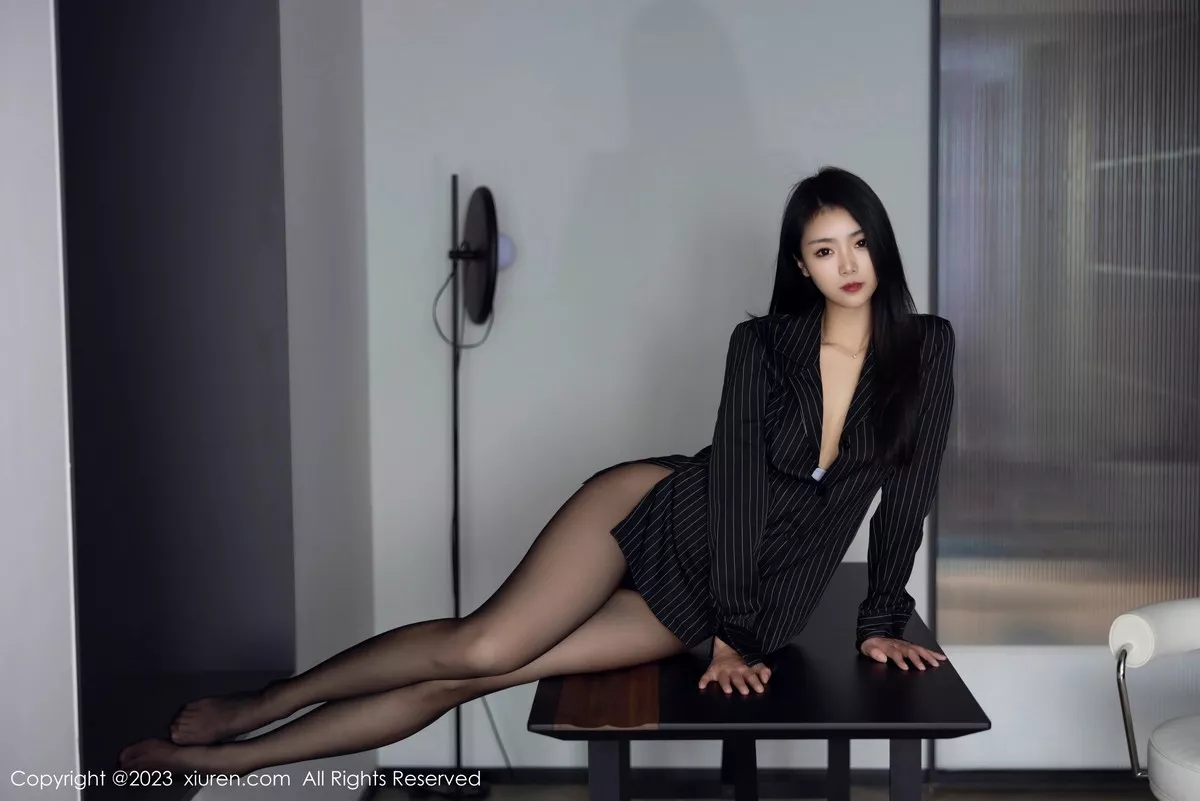 秀人集.com_[XiuRen秀人网]No.6677_模特可乐Vicky性感黑色条纹上衣配超薄黑丝秀修长美腿迷人写真77P