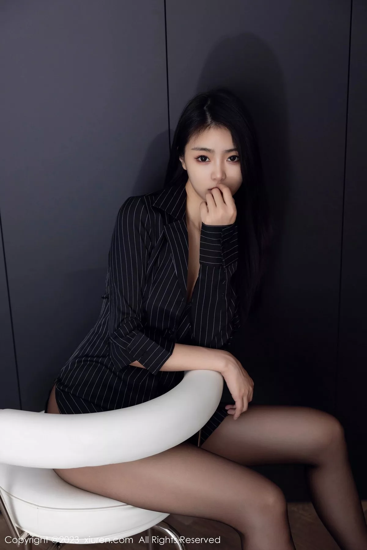 秀人集.com_[XiuRen秀人网]No.6677_模特可乐Vicky性感黑色条纹上衣配超薄黑丝秀修长美腿迷人写真77P