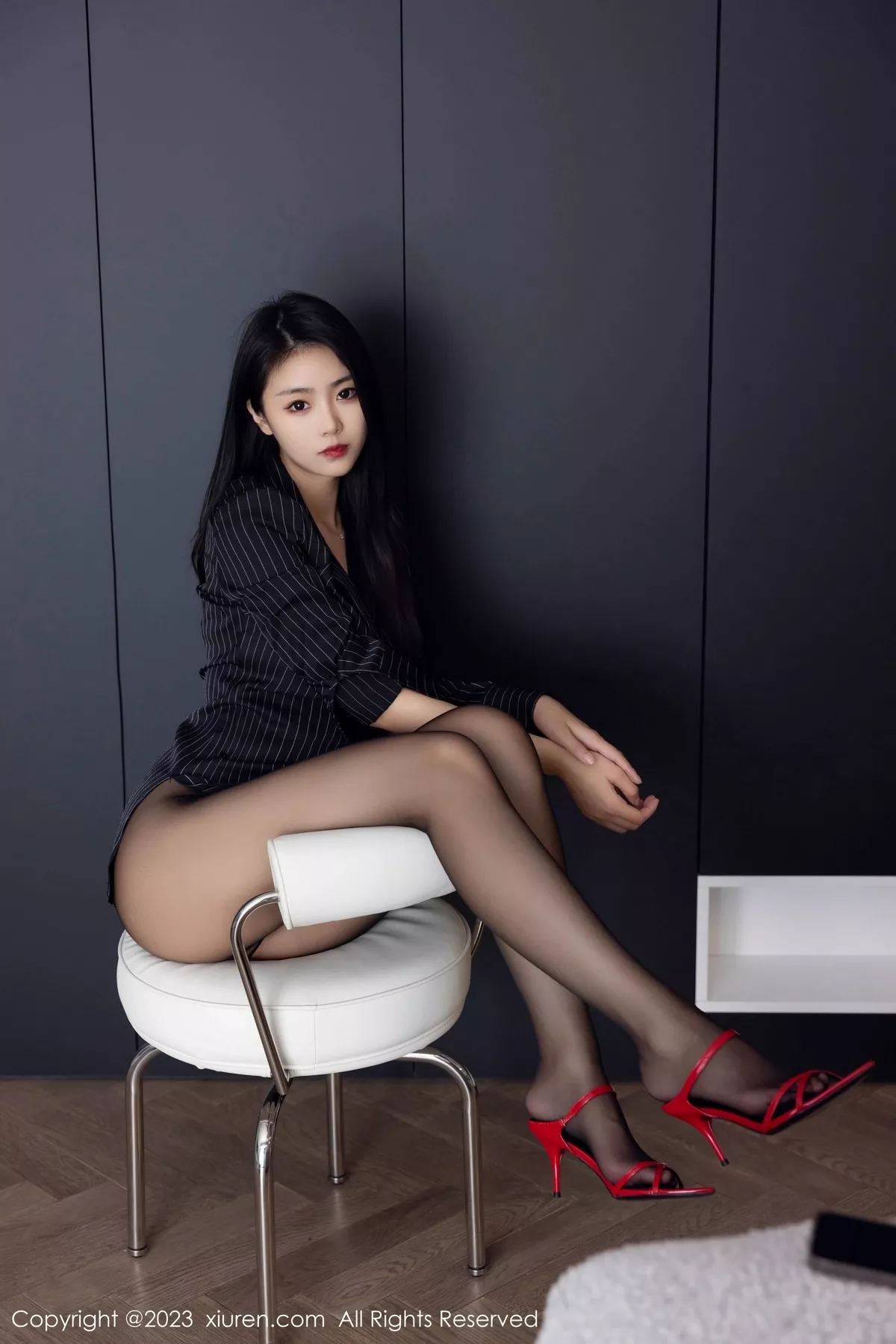 秀人集.com_[XiuRen秀人网]No.6677_模特可乐Vicky性感黑色条纹上衣配超薄黑丝秀修长美腿迷人写真77P