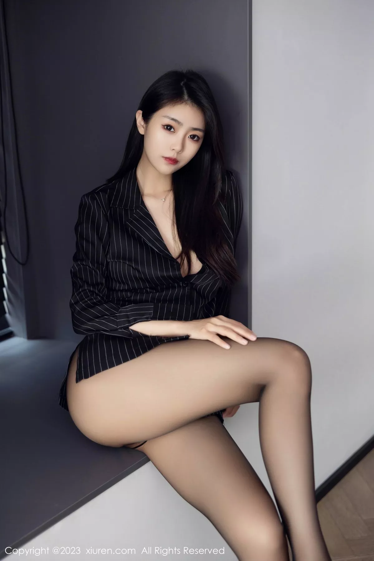 秀人集.com_[XiuRen秀人网]No.6677_模特可乐Vicky性感黑色条纹上衣配超薄黑丝秀修长美腿迷人写真77P