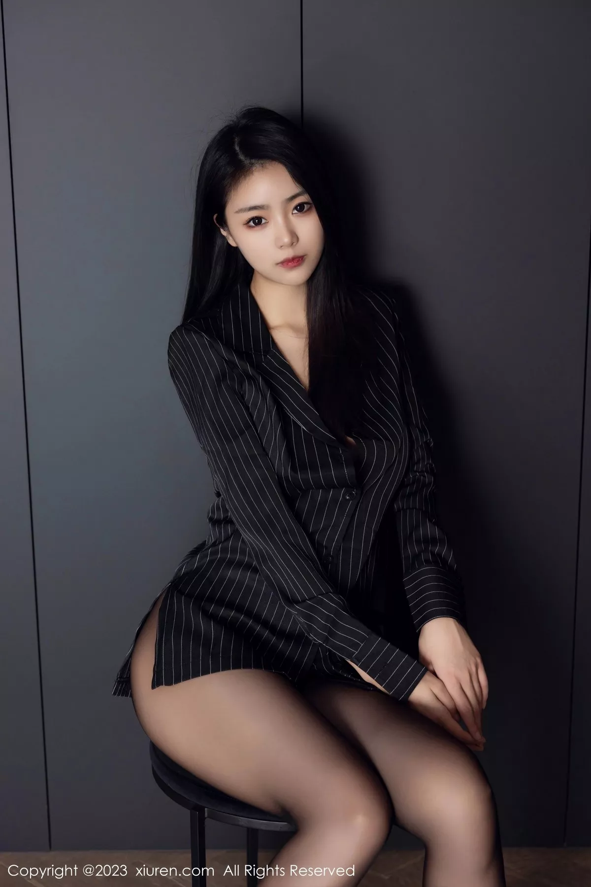 秀人集.com_[XiuRen秀人网]No.6677_模特可乐Vicky性感黑色条纹上衣配超薄黑丝秀修长美腿迷人写真77P