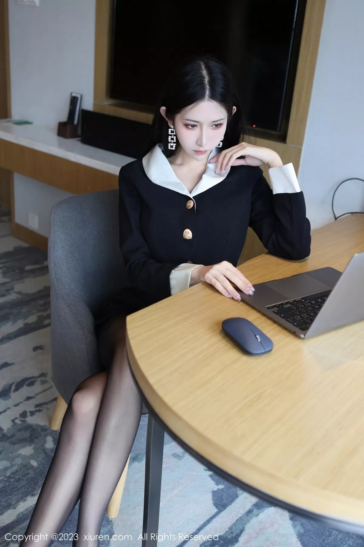 秀人集.com_[XiuRen秀人网]No.6695_模特依娜Yina性感蓝灰内衣配开档黑丝秀曼妙身姿勾魂诱惑写真82P