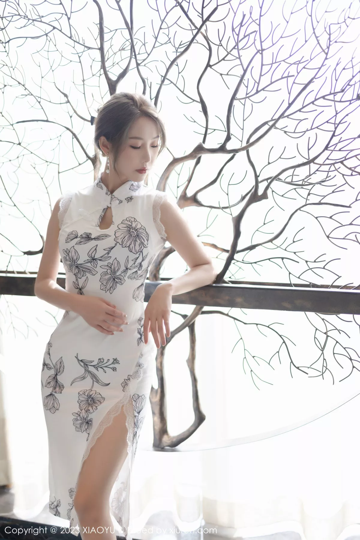 秀人集.com_[XiaoYu画语界]Vol.1022_模特苏苏阿性感白色图案旗袍露蓝色蕾丝内衣秀绝美身姿诱惑写真81P