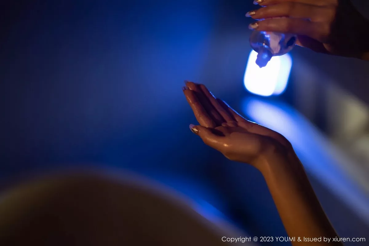 秀人集.com_[YouMi尤蜜荟]Vol.935_女神Carol周妍希泳池性感蓝色比基尼秀丰满身材撩人诱惑写真91P