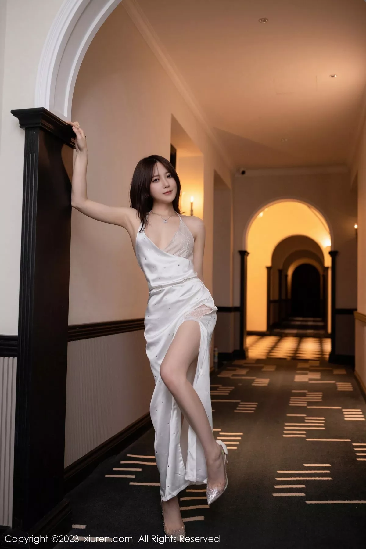 秀人集.com_[XiuRen秀人网]No.6732_模特鱼子酱Fish性感白色连衣裙配原色丝袜秀曼妙身姿诱惑写真80P