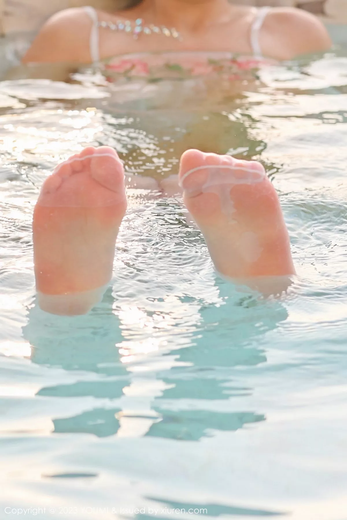 秀人集.com_[YouMi尤蜜荟]Vol.936_女神朱可儿Flora泳池边淡黄色轻透薄纱秀雪峰美臀极致诱惑写真84P